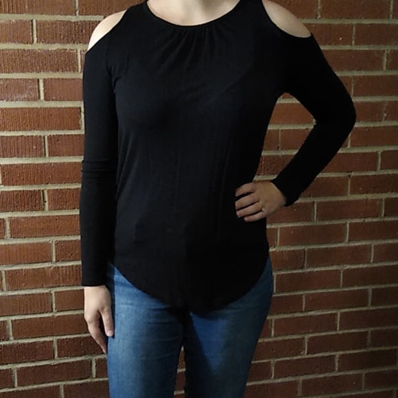 Old Navy black cold shoulder top - Picture 1 of 3